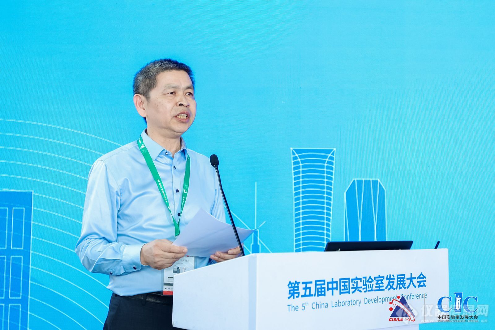 中国仪器仪表行业协会副秘书长郑朝松主持了颁奖仪式并介绍了奖项评审过程